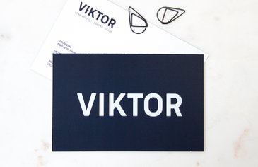 Donkerblauw geboortekaartje met Viktor in witte letters